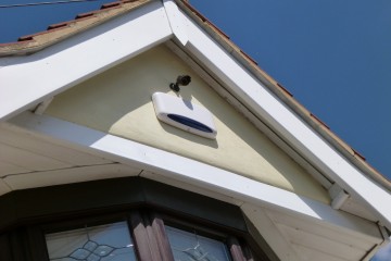 Montaż systemów alarmowych na dachu budynku mieszkalnego